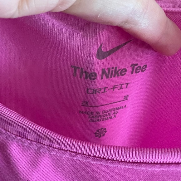 Women’s plus size sleeveless Nike tee - Picture 8 of 10